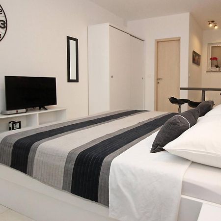 Apartments Karamarko Baška Екстериор снимка